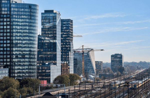Amsterdam Zuidas met kantoorgebouwen en spoorlijnen bij station Amsterdam Zuid.